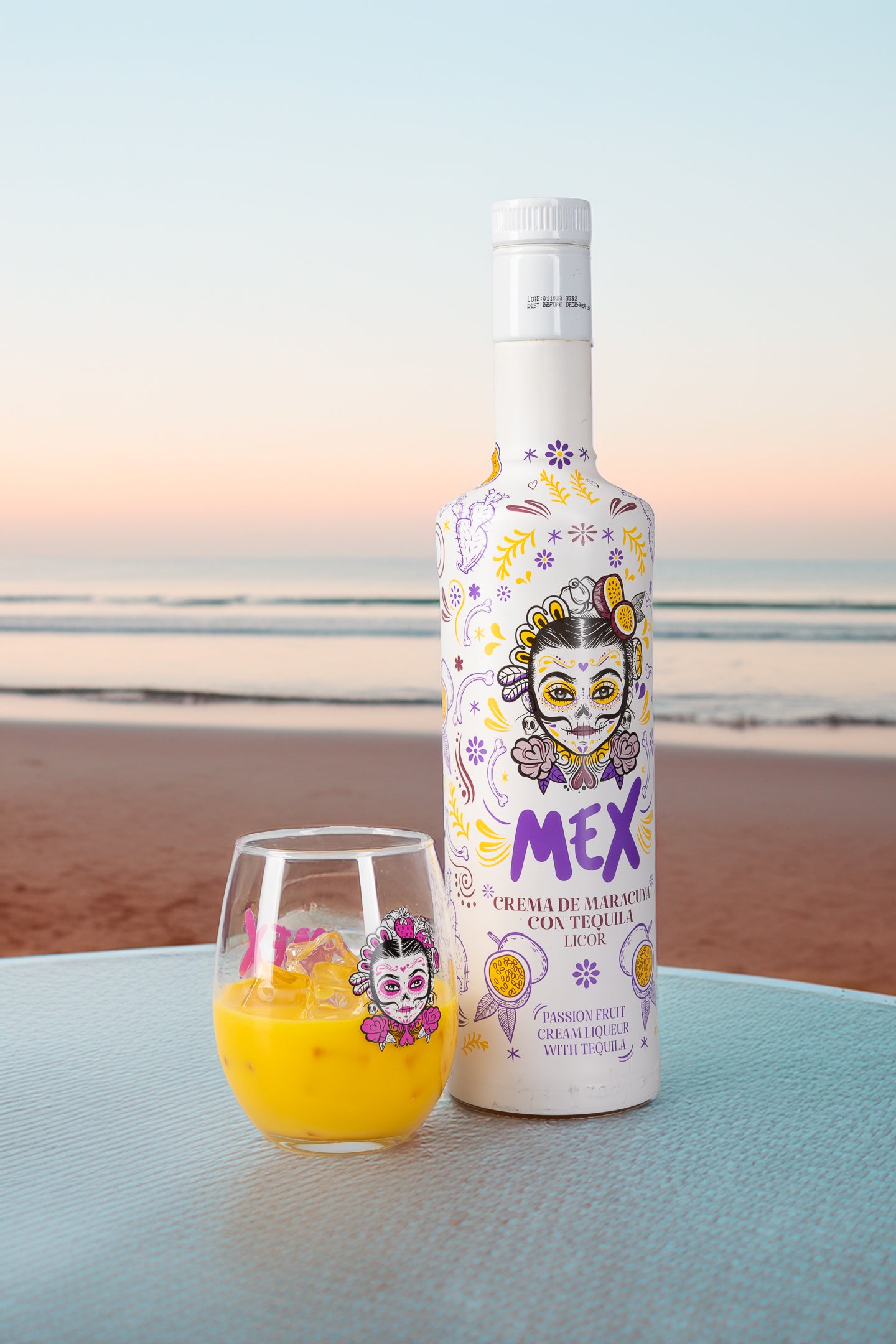 PACK GARRAFA + oferta de COPO - BEBIDA COM TEQUILA - MEX CREAM MARACUJÁ 70cl